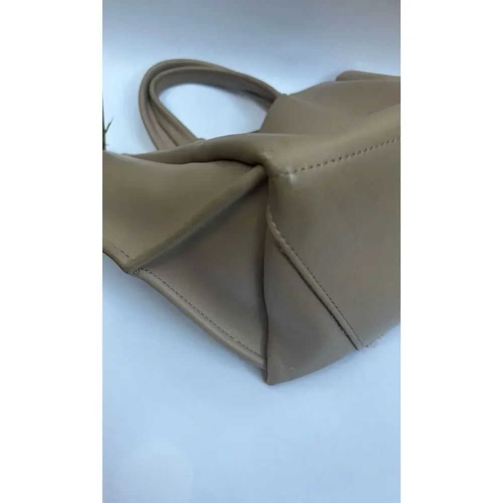 AMPERSAND AS APOSTROPHE
STIFF SIDEWAYS TOTE IN GREY - Picture 8 of 12